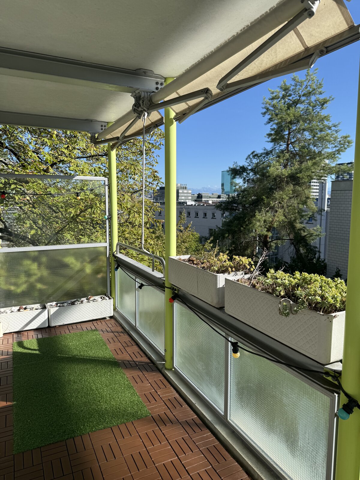 Südbalkon Anfang September mit Blick auf den Prime Tower