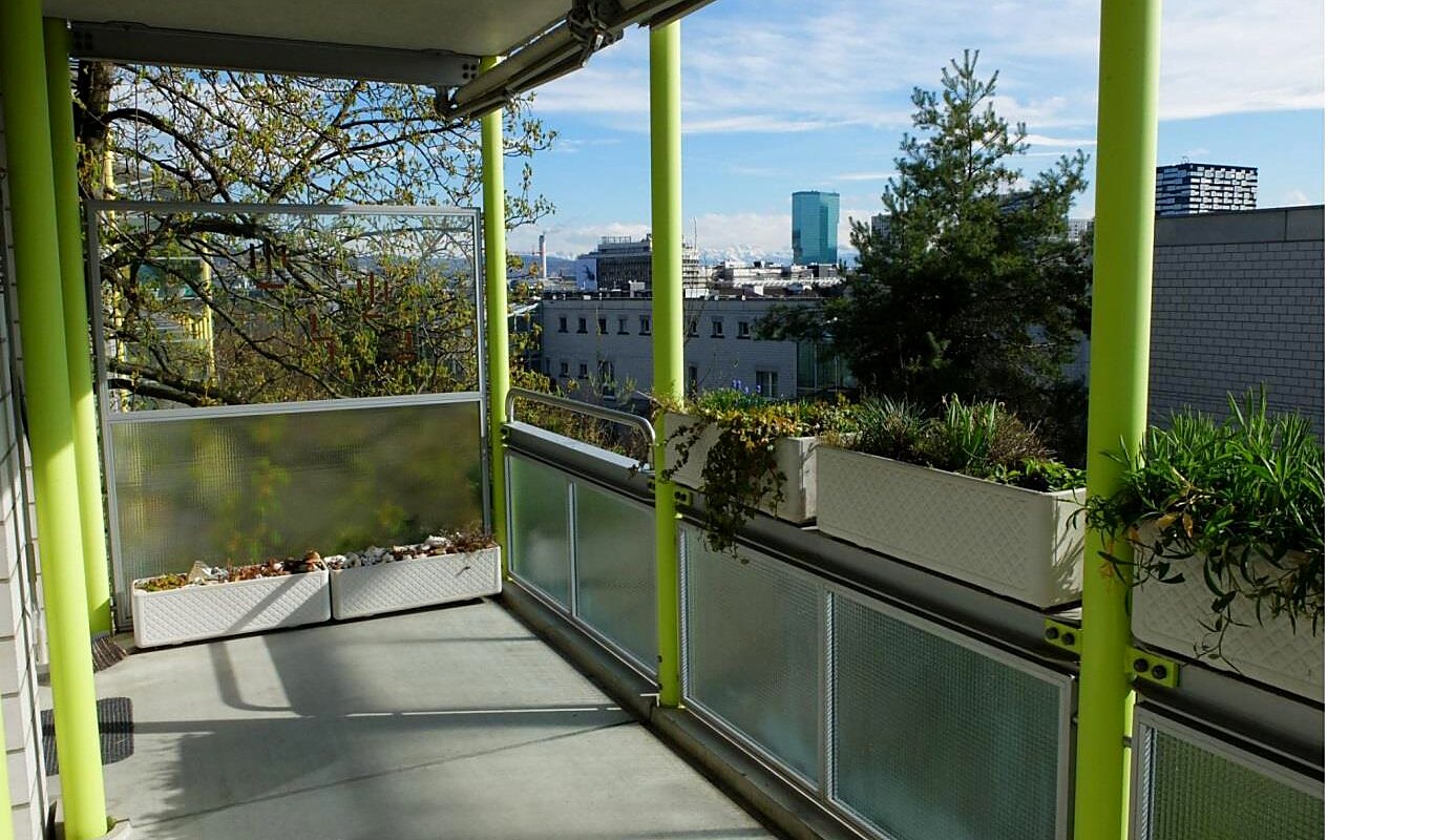 Südbalkon mit Blick über Zürich