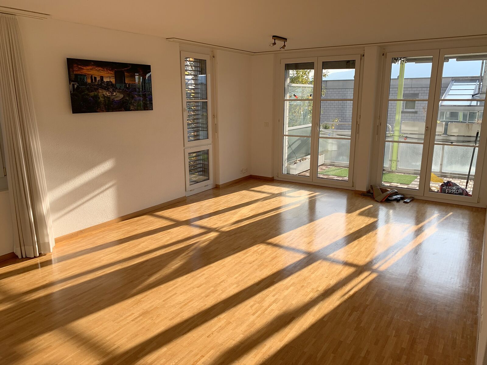 Wohnzimmer im Abendlicht mit Balkontüren